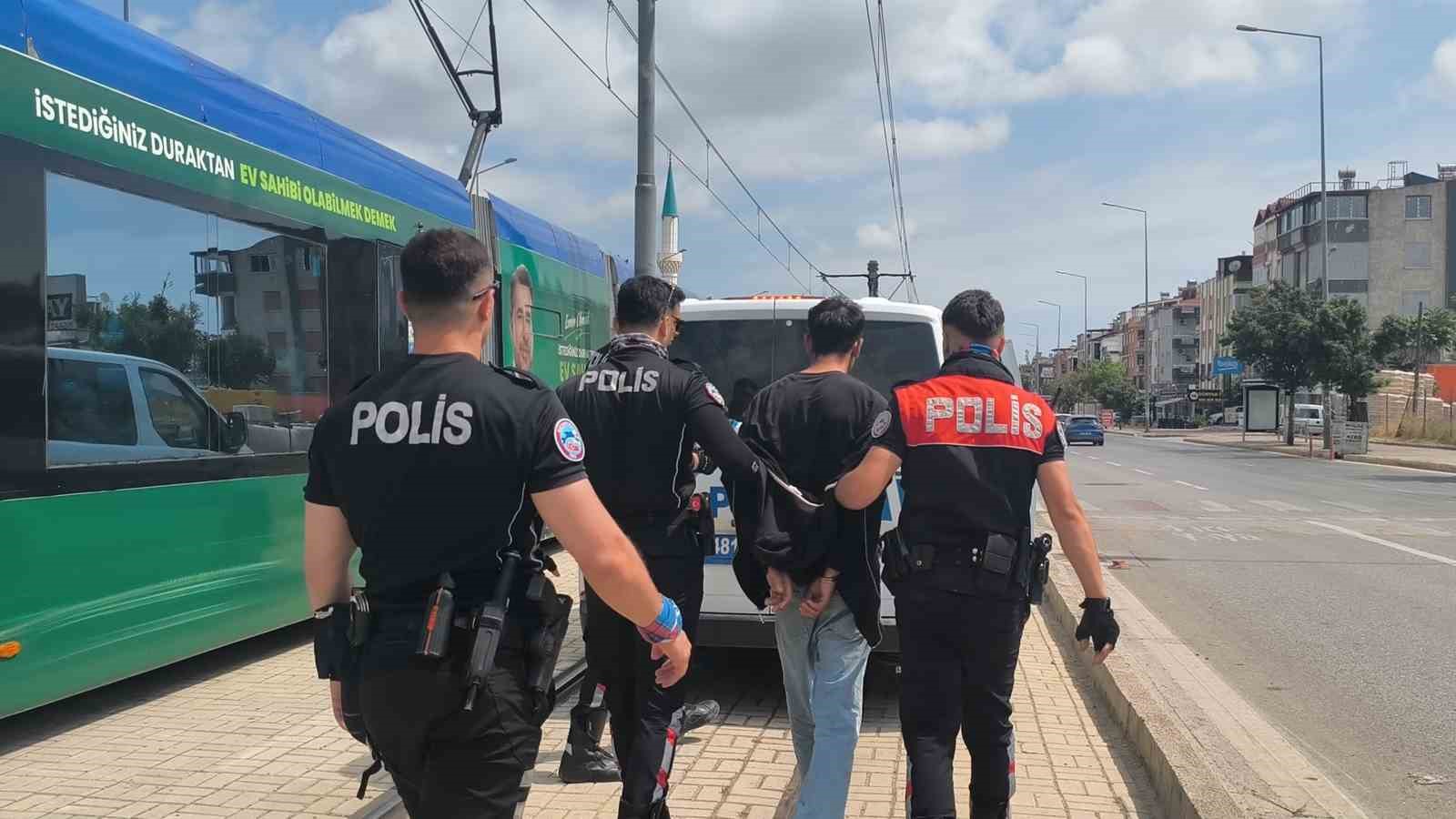 polisi-gorunce-kacmak-istedi-34-dosyadan-23-yil-hapis-cezasi-ile-arandigi-ortaya-cikti