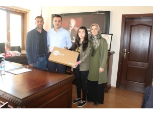 Başarılı Öğrencilere Bilgisayar Ve Telefon Hediye Edildi