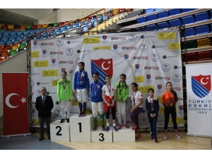 Eskrimcilerden Gururlandıran Başarı