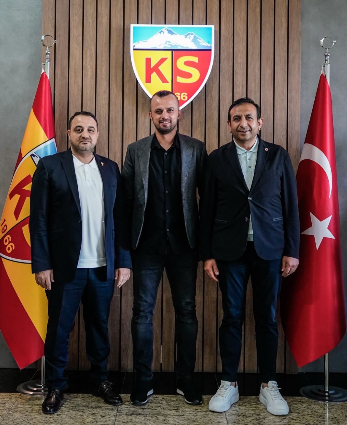ilhan-parlak-gorevinden-istifa-etti