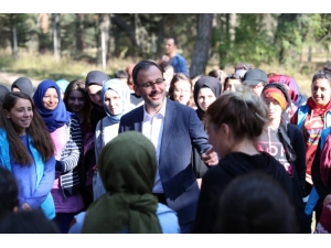 Bakan Kasapoğlu’ndan Gençlik Kampı’na Sürpriz Ziyaret