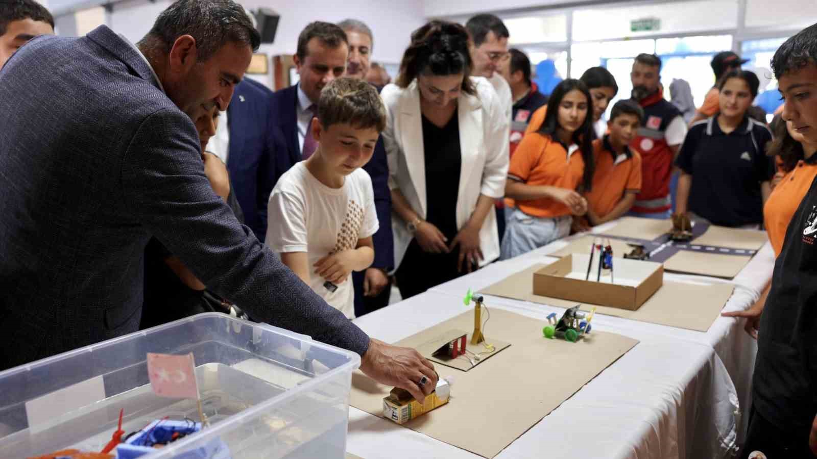 akcadag-belediyesi-nin-destegiyle-yenilenen-okul-siralari-ogrencilere-teslim-edildi
