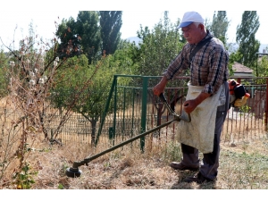 70 Yaşındaki Yaşlı Adam Köyün Her Yerini Temizliyor