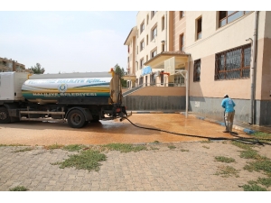 Haliliye’de Okul Bahçelerinde Temizlik Çalışmaları Sürüyor