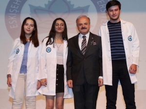 Esogü Tıp Fakültesi’nin Yeni Öğrencileri Beyaz Önlüklerini Giydi
