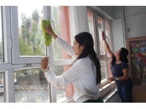 Hakkarili Öğretmenlerden Örnek Davranış