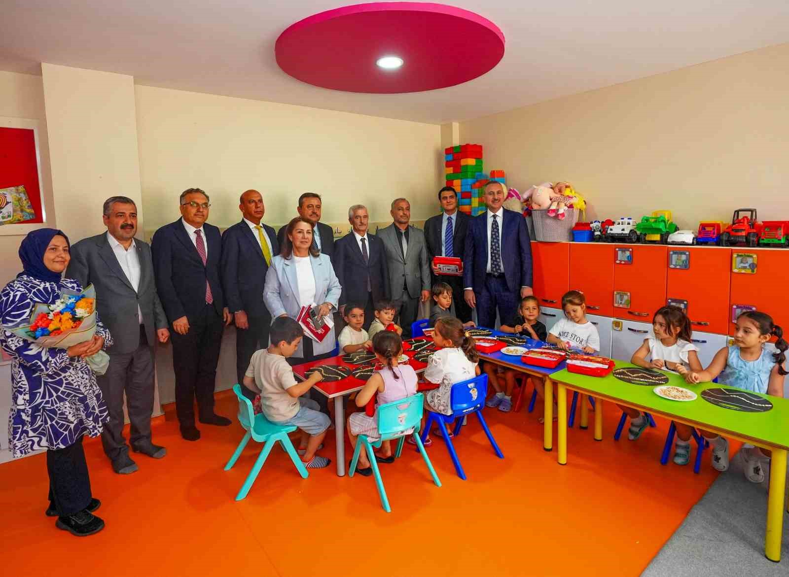 yilmaz-ve-milletvekili-gul-ogrencilerle-bir-araya-geldi