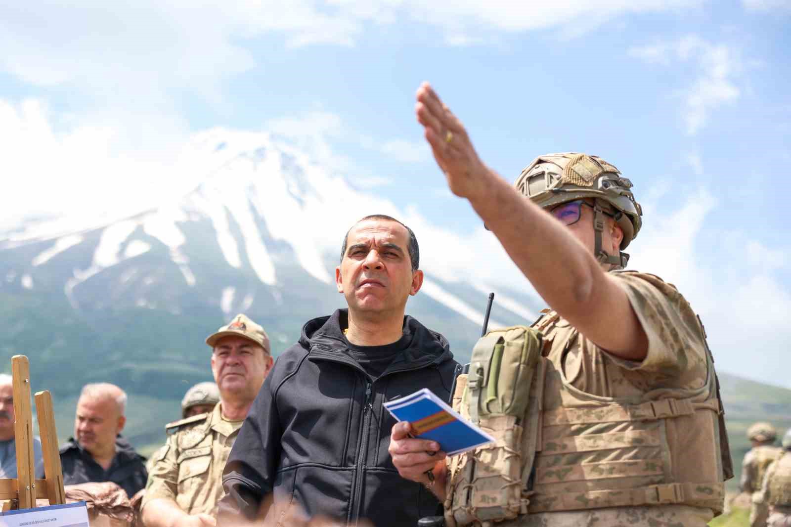 igdir-valisi-tasolar-sinir-hattindaki-karakol-ve-us-bolgelerini-ziyaret-etti