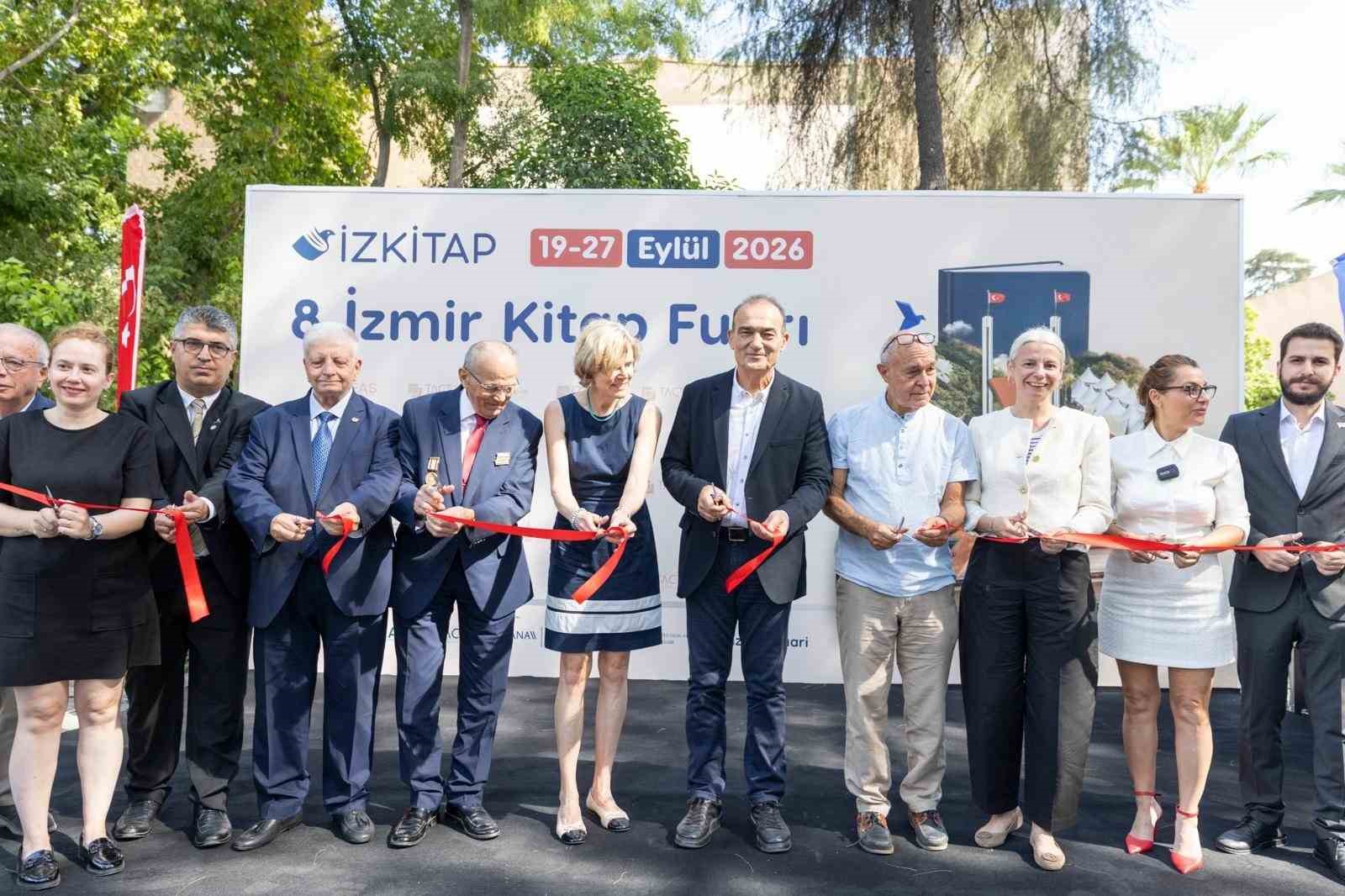 izkitap-8-izmir-kitap-fuari-kapilarini-acti