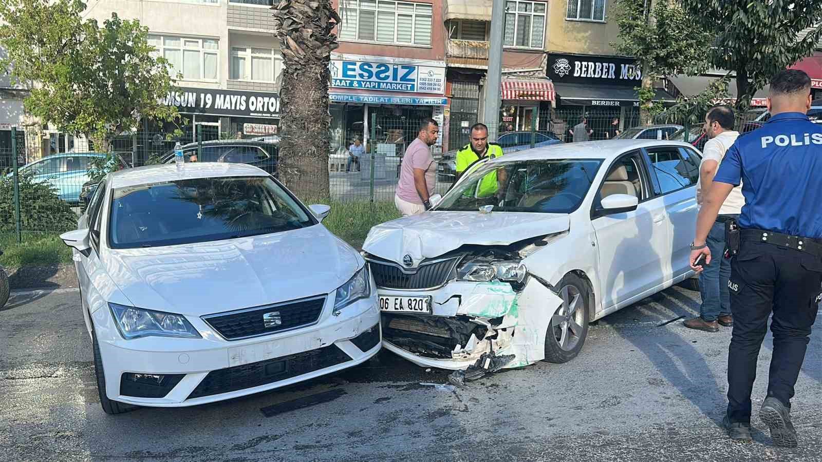 kontrolden-cikan-otomobil-karsi-seritte-baska-bir-aracla-carpisti-2-yarali