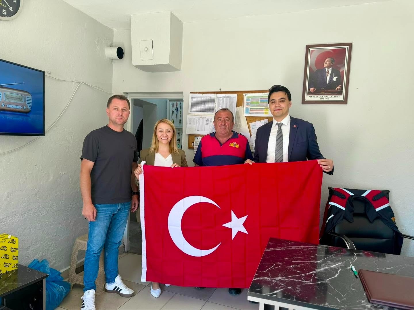 15-temmuz-oncesi-esnafa-turk-bayragi-dagitildi