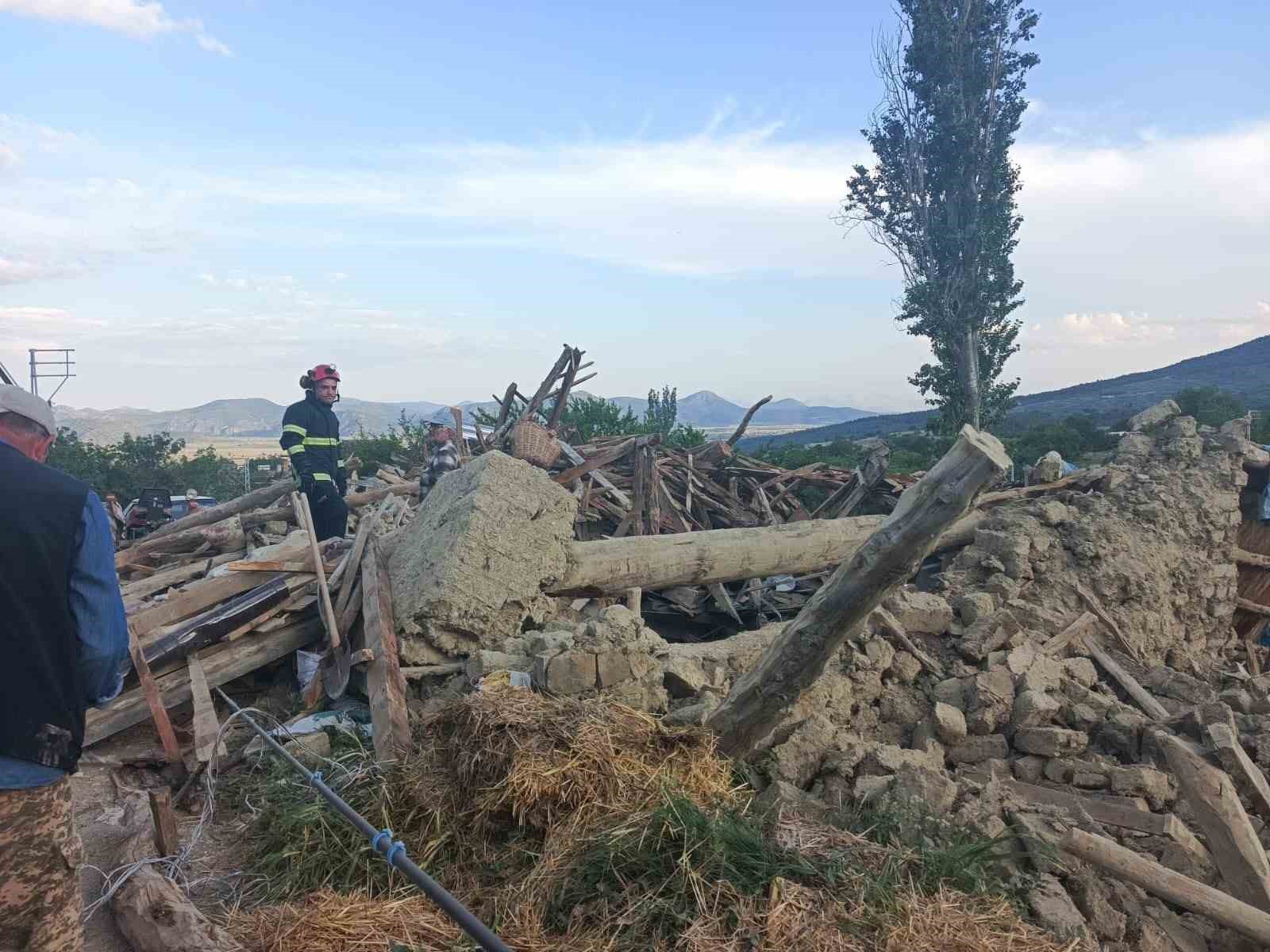 burdur-da-kerpic-ev-coktu-2-kisi-yaralandi-enkaz-altindaki-buyukbas-hayvan-kurtarildi