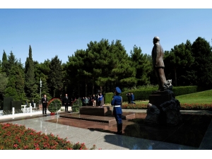 Cumhurbaşkanı Erdoğan, Bakü’de Türk Şehitliğini Ve Aliyev’in Kabrini Ziyaret Etti