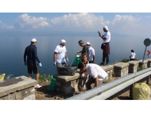 Çöplüğe Dönen Mudanya’yı Gönüllüler Temizledi