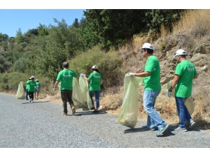 Temiz Bir Çevre İçin Çöp Topladılar