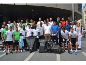 Balkes’li Futbolcular Sokaklardan Çöp Topladı