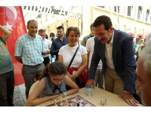Samsun’da Sokak Ortasında Satranç Etkinliği