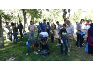 Gönüllüler Batman’da Çöpleri Topladı