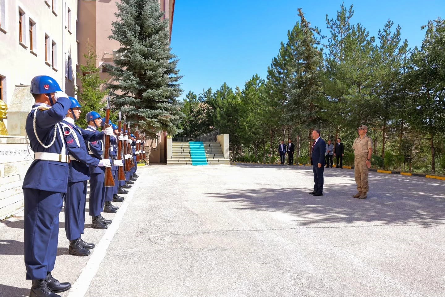 vali-eldivan-jandarma-komutani-aslan-i-ziyaret-etti