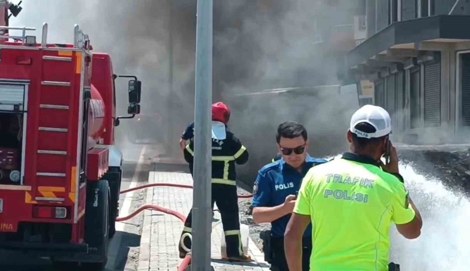 tatvan-da-lastik-yangini-elektrik-hattina-sicradi-yol-trafige-kapatildi