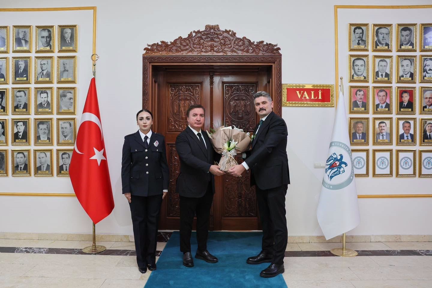 vali-aydogdu-erzincan-in-yeni-emniyet-muduru-dokoz-u-kabul-etti