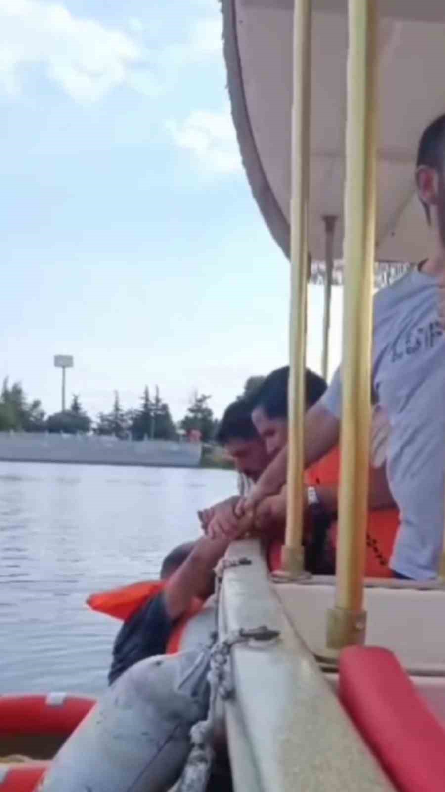 kopruden-nehre-dusen-adami-gezi-teknesindeki-vatandaslar-kurtardi