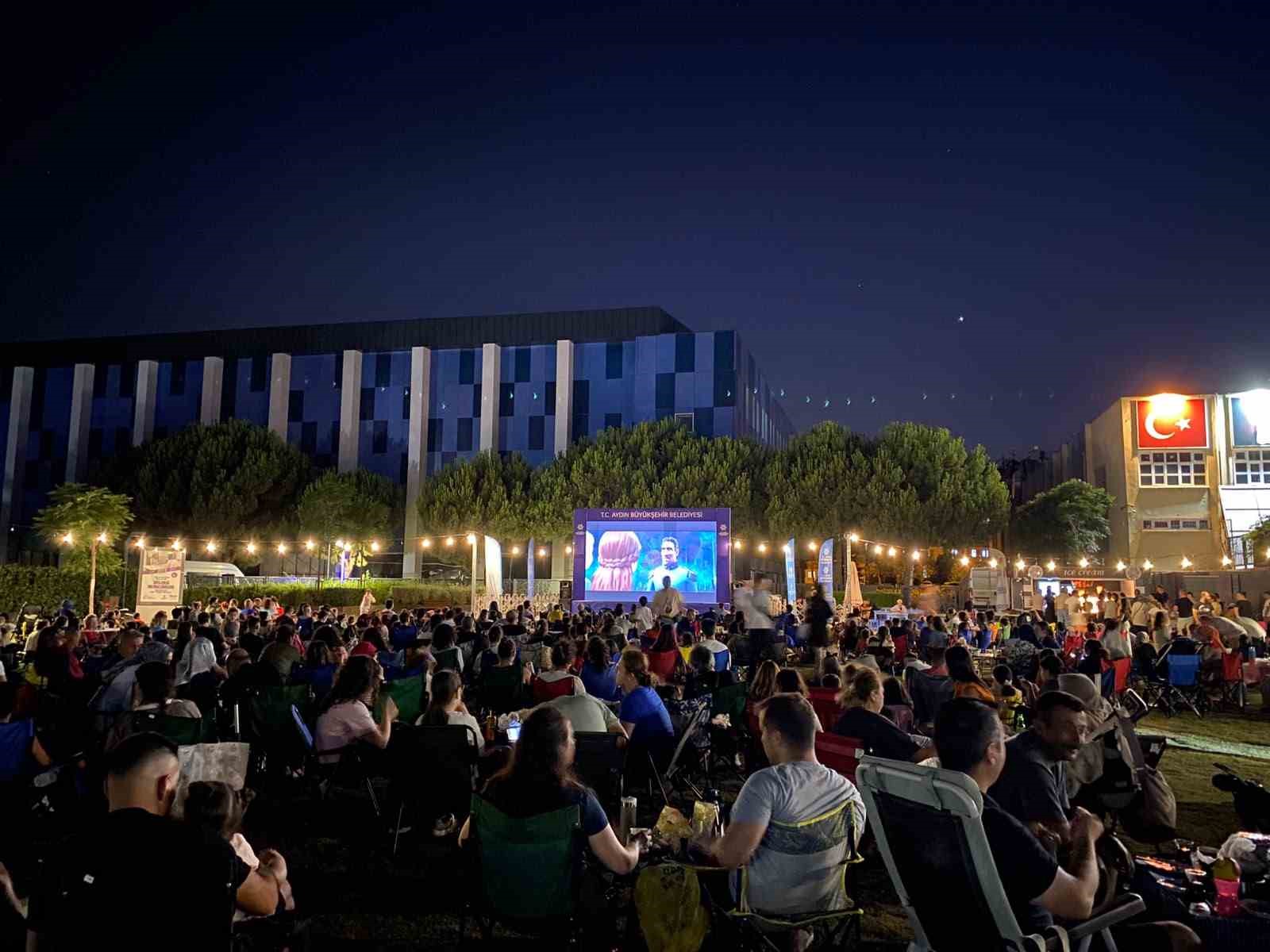 tekstil-park-ve-mimar-sinan-park-ta-acik-hava-sinemasi-keyfi