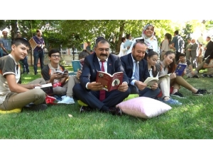 Öğrenciler Okula Kitap Okuyarak Başladı