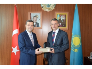 Ahmet Yesevi Üniversitesinde Rektör Vekili Devir Teslimi Yapıldı