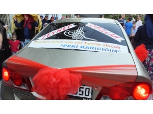 Balıkesir’de Gelin Arabasının Arkasındaki İlginç Yazı