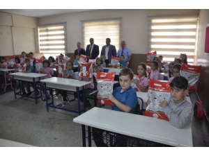 Çevik, "Öğrencilere Kitaplarını Teslim Ettik"