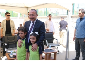 Protokol Koltuğuna Oturmadı, Töreni Öğrencilerle Ayakta İzledi