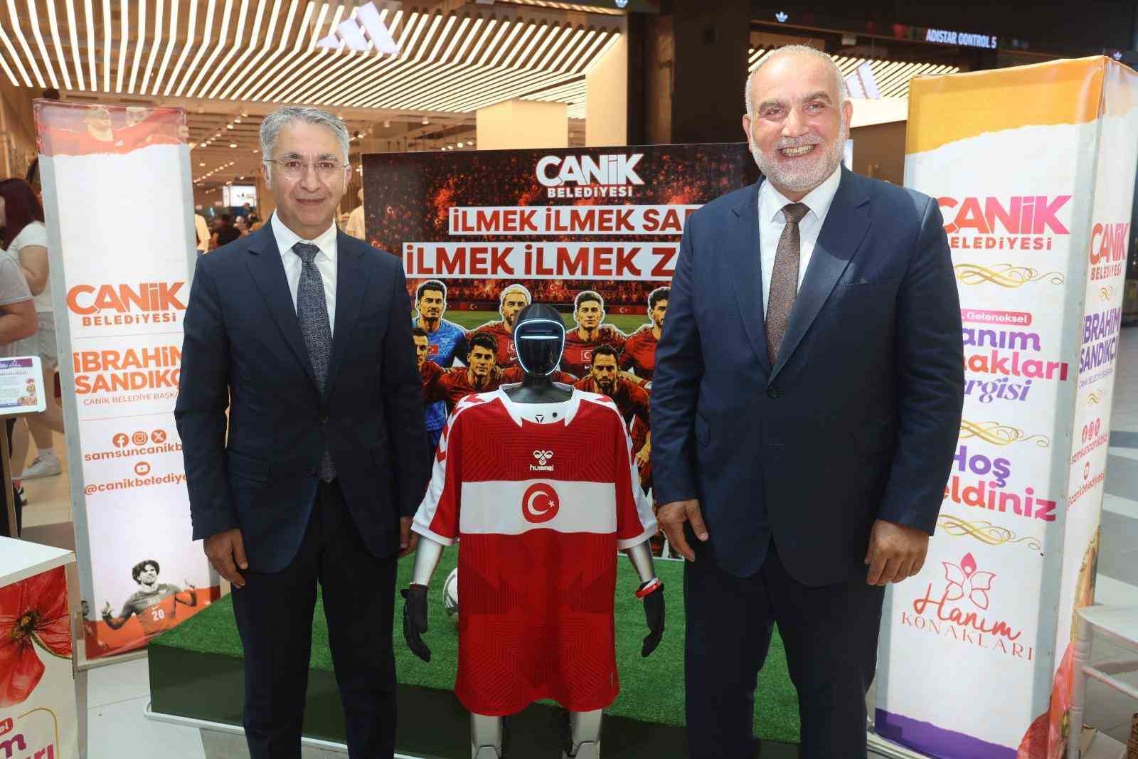 canikli-kadinlar-a-milli-takim-a-destek-icin-ilmek-ilmek-orup-sergiledi