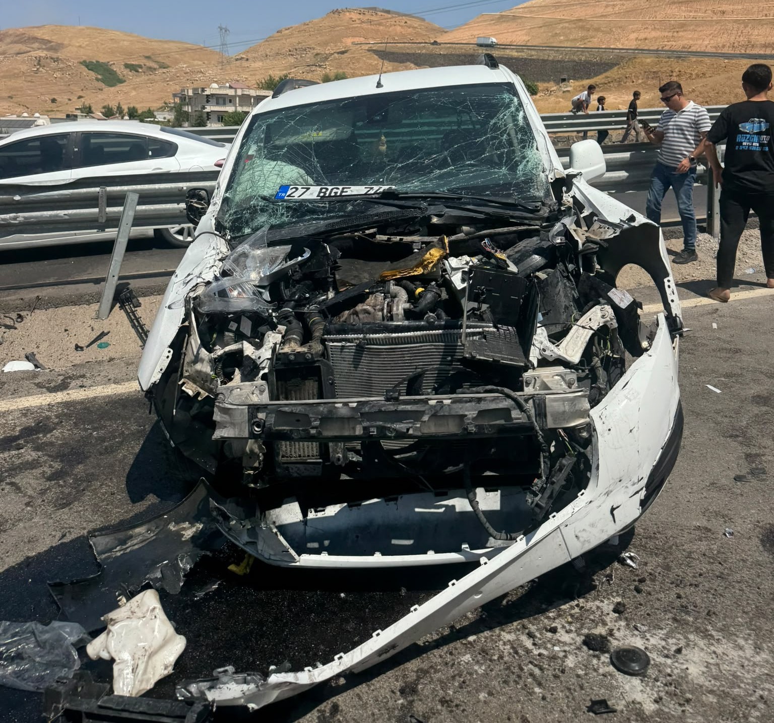 cizre-de-kamyonet-bariyerlere-carpti-2-si-cocuk-5-yarali