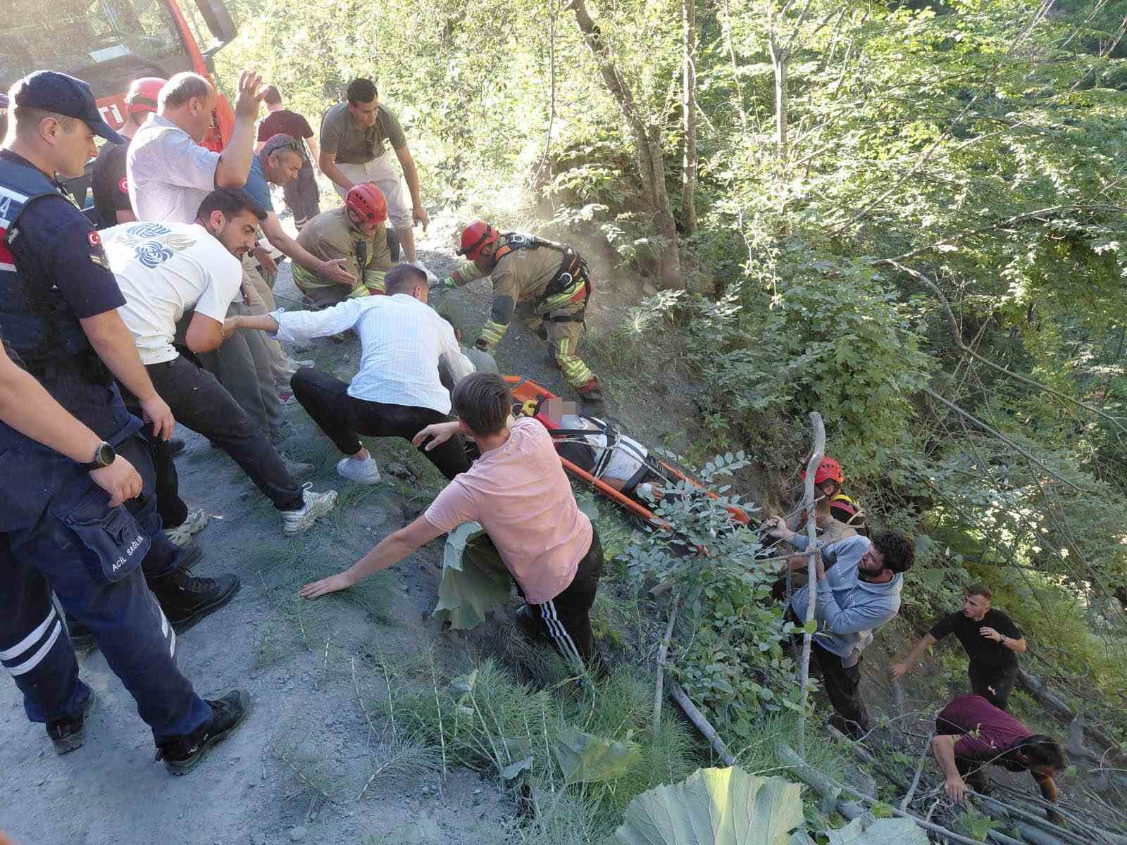yayla-yolunda-otomobil-ucuruma-yuvarlandi-1-yarali