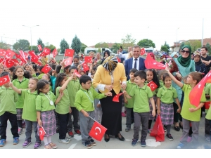 Sakarya’da Milli Eğitim Müdürü, Eğitimin İlk Gününde Öğrencilerle Horon Oynadı