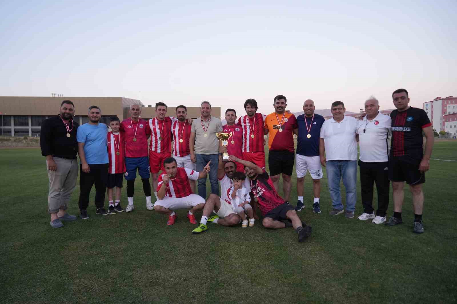 15-temmuz-sehit-omer-halisdemir-geleneksel-futbol-turnuvasi-tamamlandi