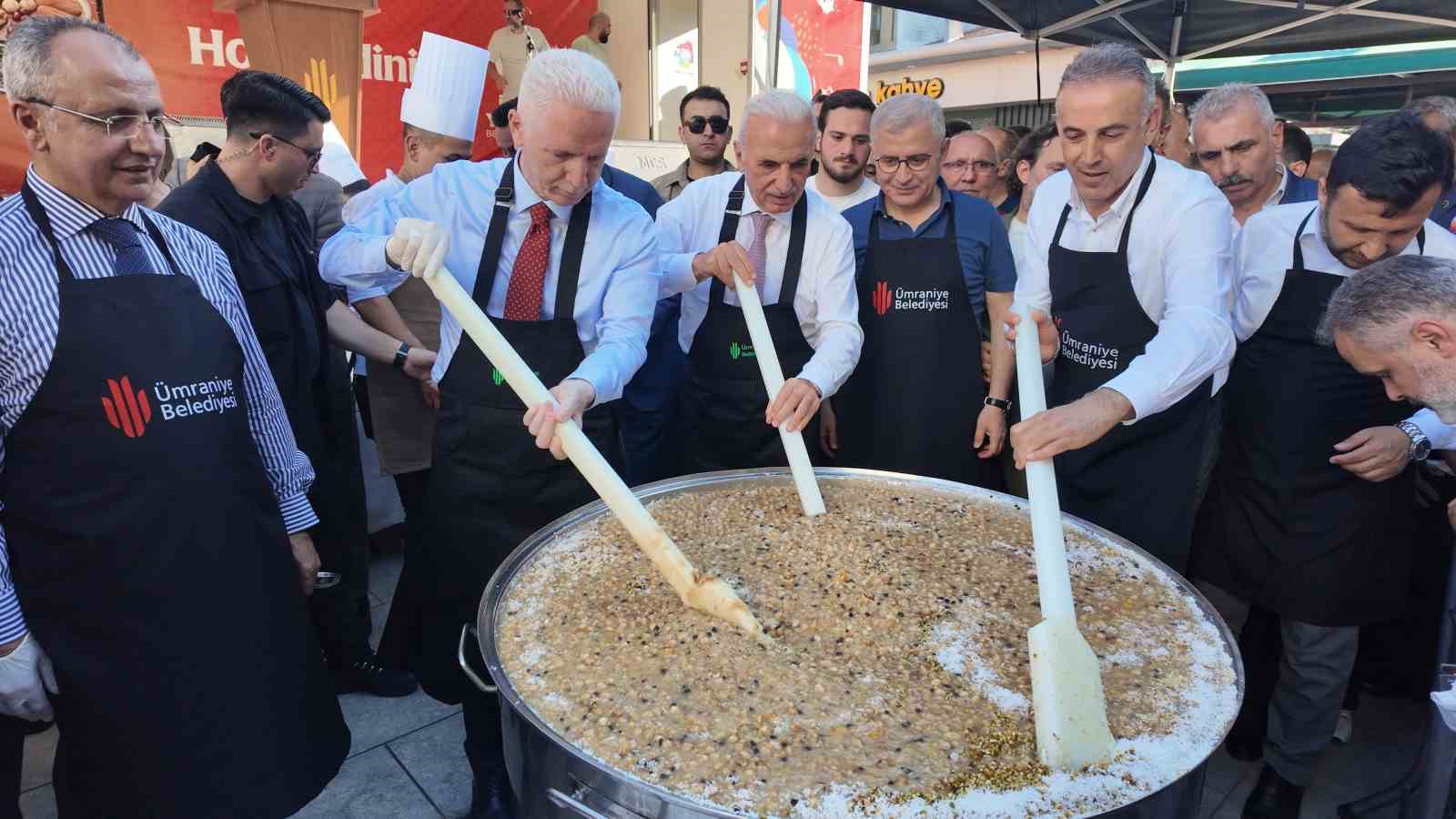 umraniye-ayni-kazanda-ayni-gonulde-bulustu-20-bin-kisiye-asure-ikram-edildi