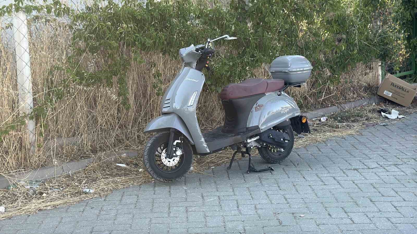 eskisehir-de-kontrolden-cikan-motosiklet-tramvay-duragina-daldi-1-yarali