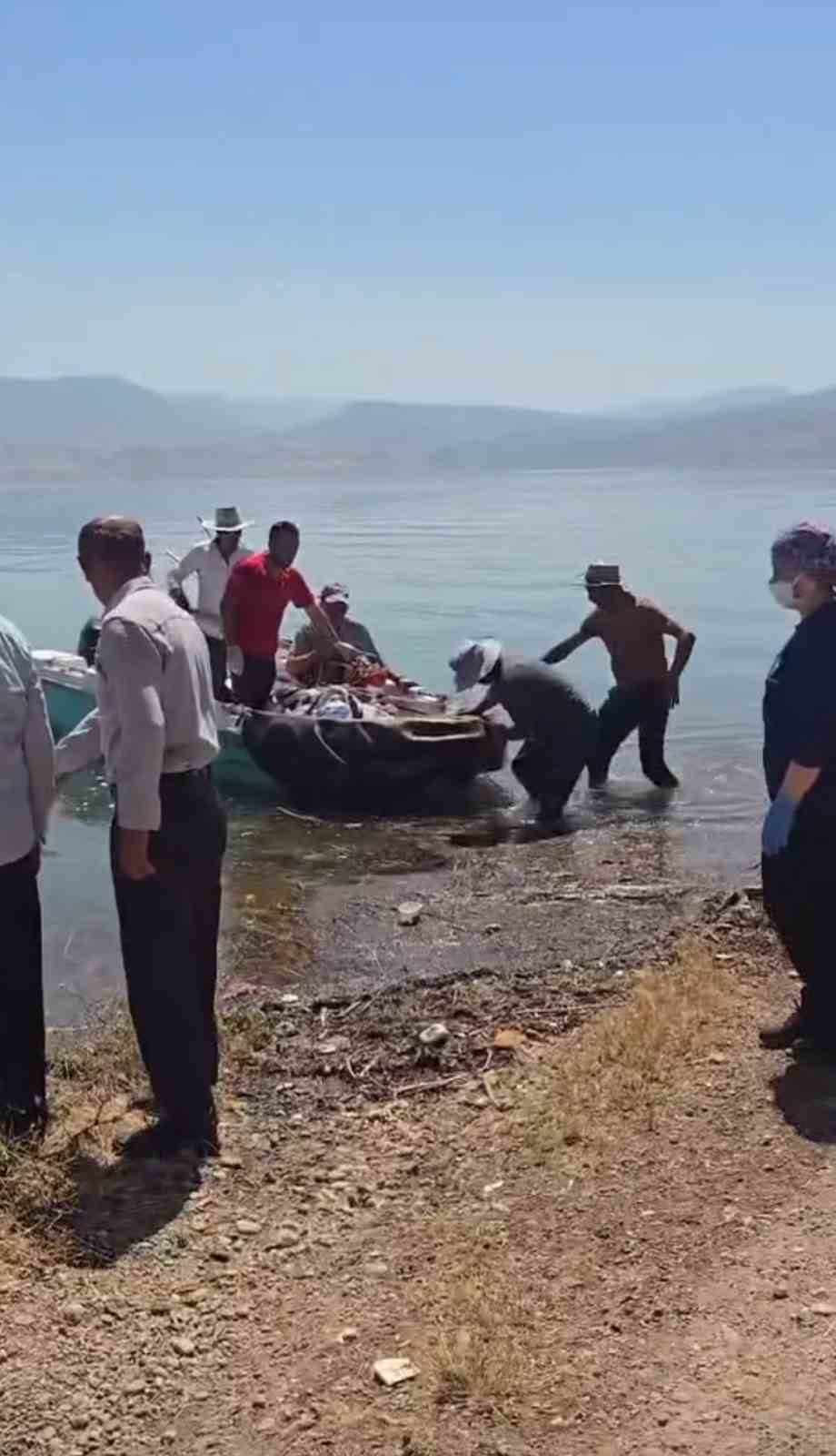 siirt-te-bahcede-fenalasan-hasta-tekneyle-ambulansa-ulastirildi
