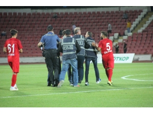Balıkesirspor Baltok Ümraniyespor Maçı Hakemine Seyirci Saldırdı
