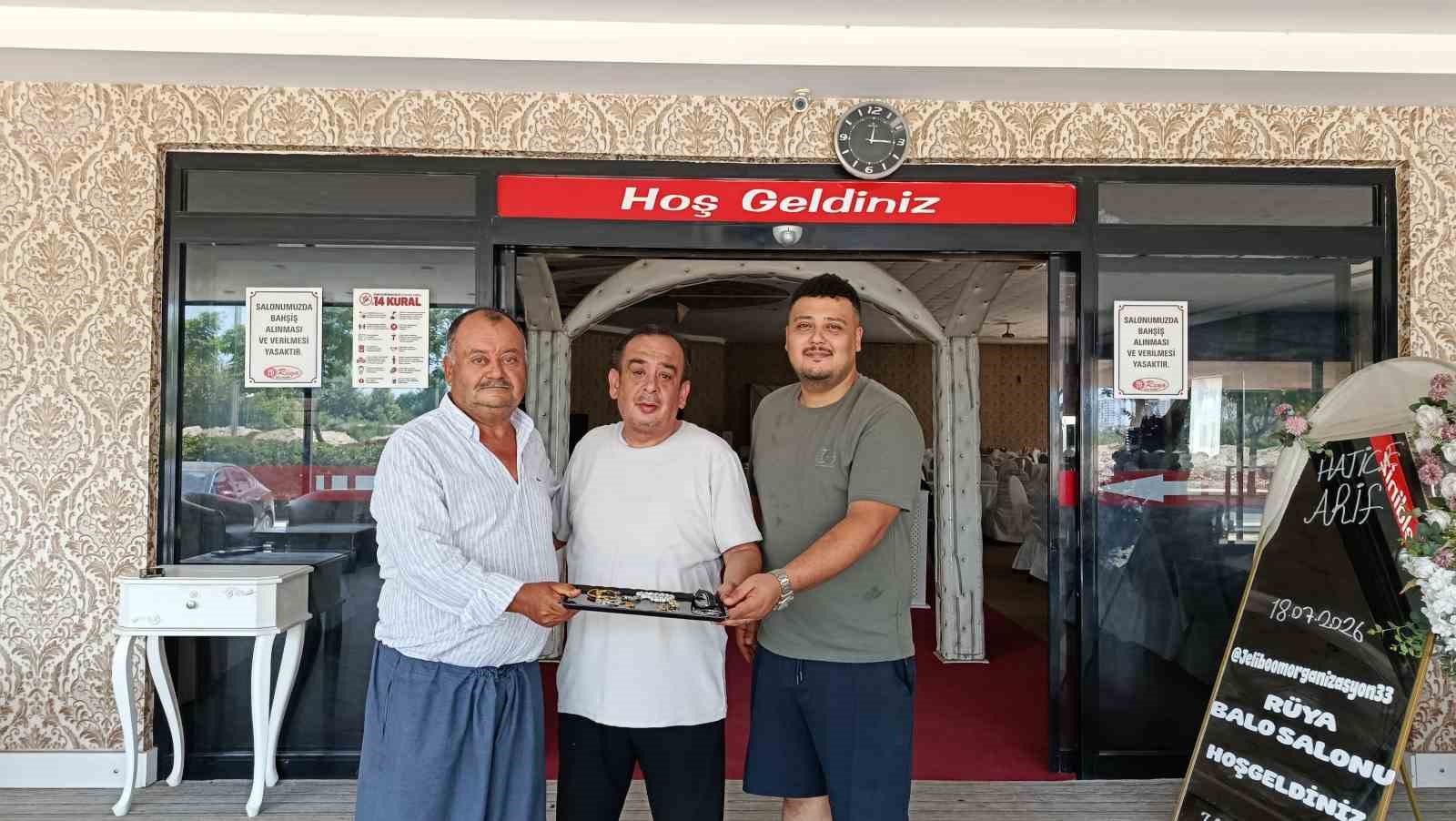 dugun-salonunda-bulunan-30-bin-tl-degerindeki-takilar-sahibine-ulastirildi