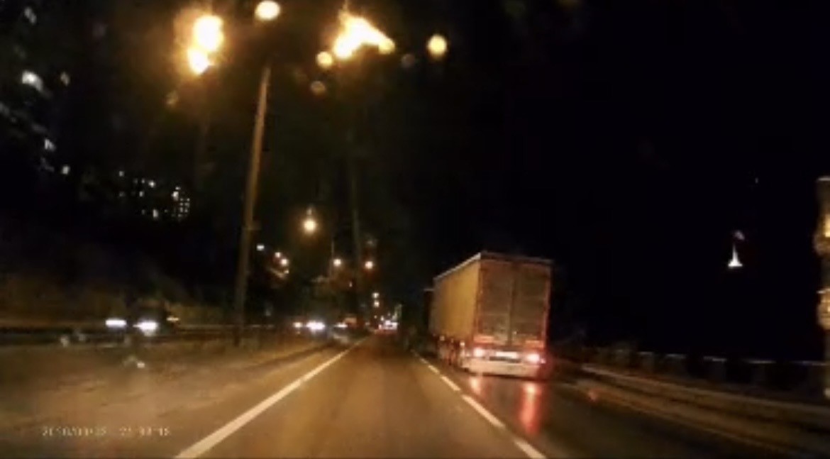kontrolden-cikan-tir-makasladi-o-anlar-kamerada