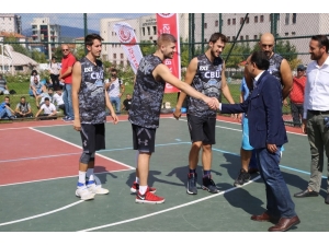 Uşak’ta Sokak Basketbolu Turnuvasında Kupalar Sahiplerini Buldu