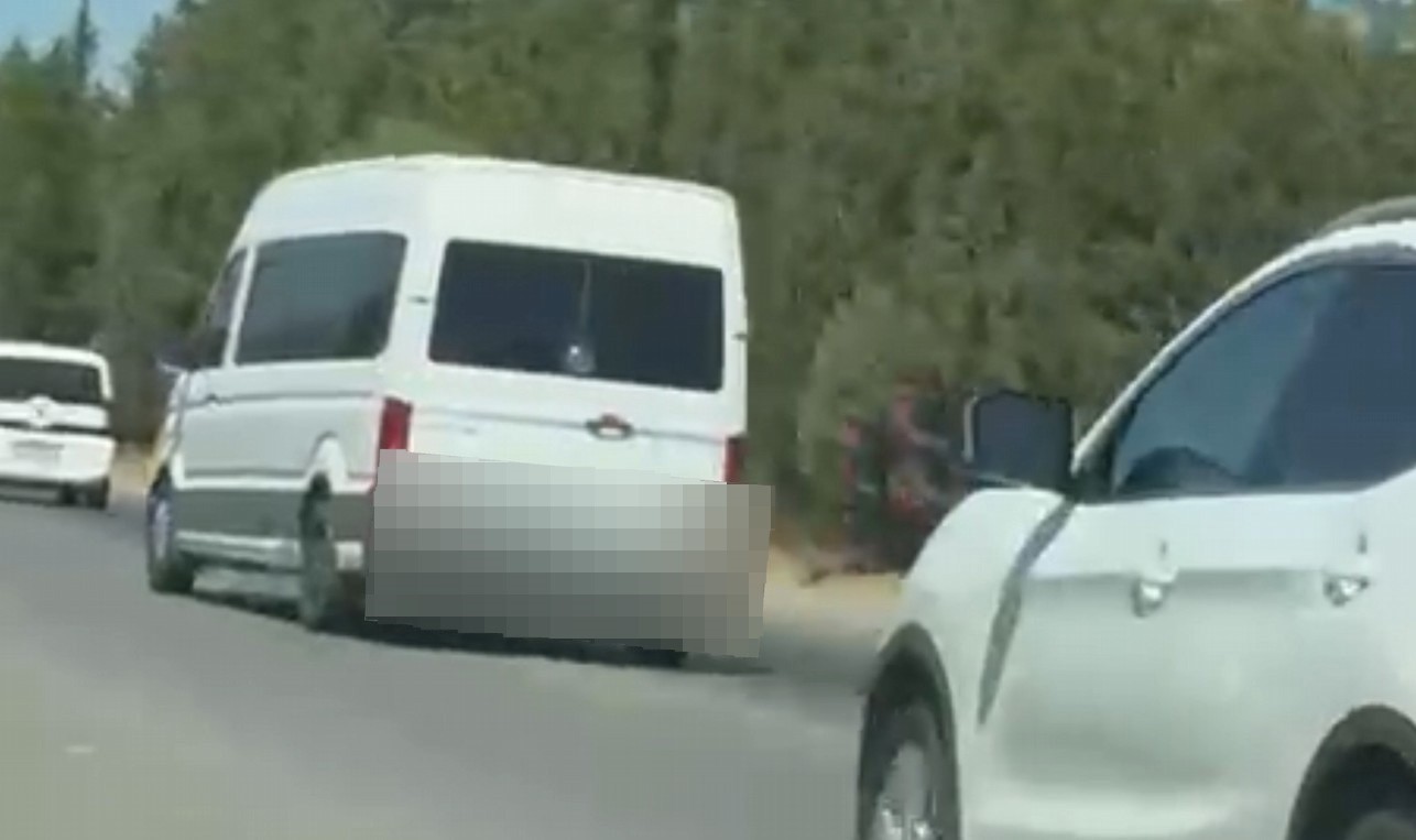 trafigi-tehlikeye-dusuren-minibus-surucusu-sanal-devriyeye-takildi