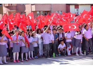 Miniklerin ’Hep Seninleyiz Türkiye’ Marşıyla Yaptıkları Gösteri Büyük Beğeni Topladı