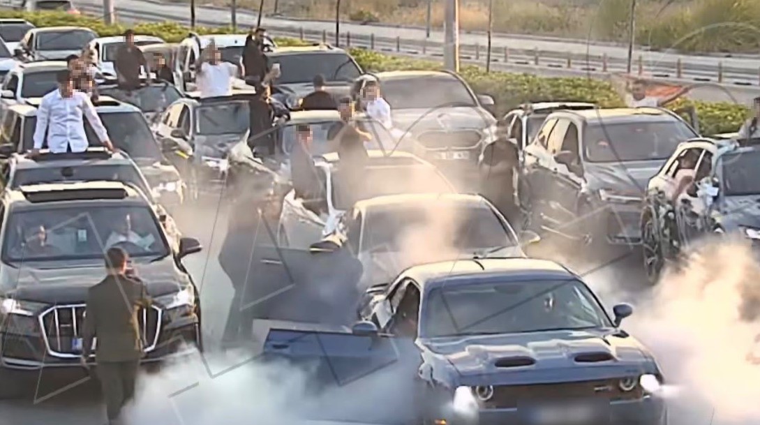mersin-de-dugun-konvoyunda-yolu-kapatan-7-surucuye-695-bin-862-lira-ceza