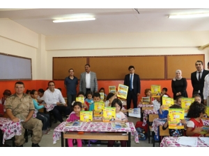 Özyavuz, Eğitim Ve Öğretim Yılının İlk Gününde Öğrencilere Hediyeler Dağıttı