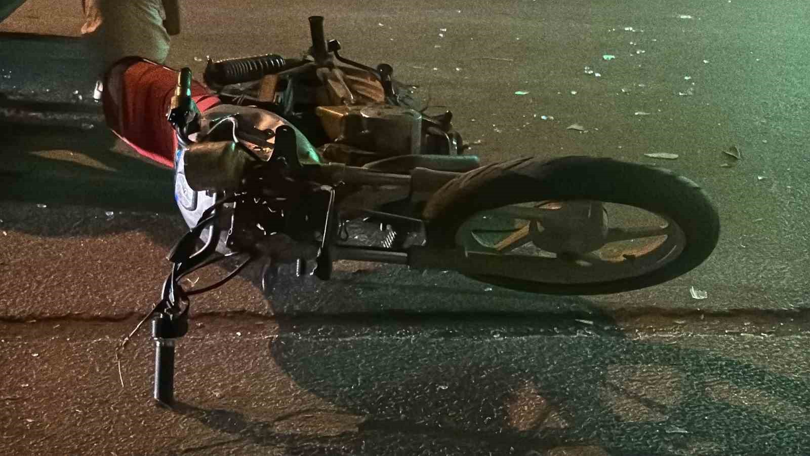 otomobille-carpisan-plakasiz-motosikletteki-iki-sahis-toparlayarak-kacti