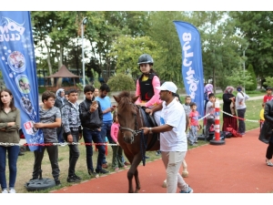 Çocuklar, Atatürk Orman Parkı’nda Ata Bindi